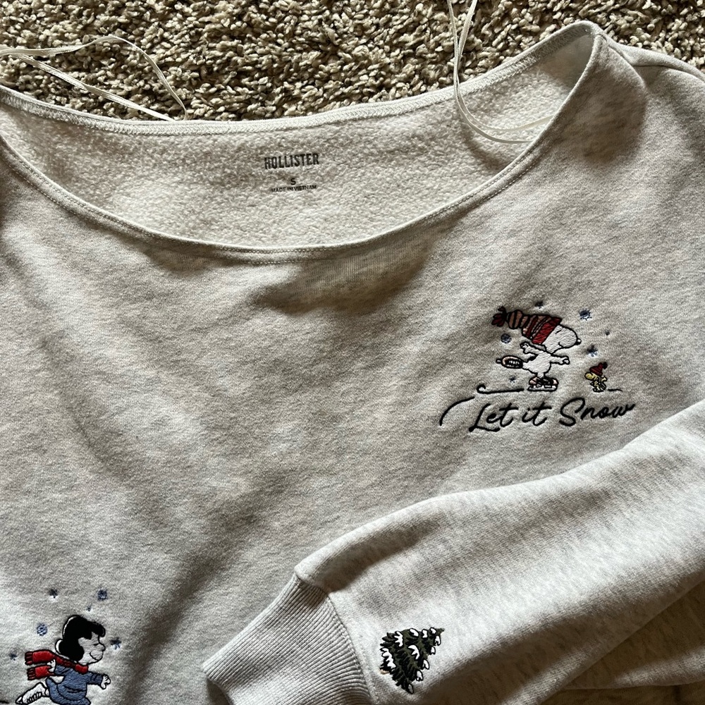 Hollister Light Gray Off-the-Shoulder Snoopy Graphic Sweatshirt - Picture 3 of 4